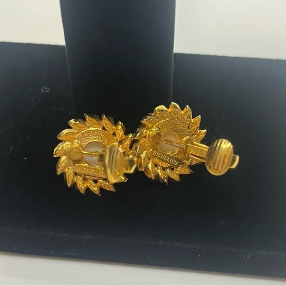 Vintage Richelieu gold tone pearl and faux diamond earrings - Picture 7 of 9